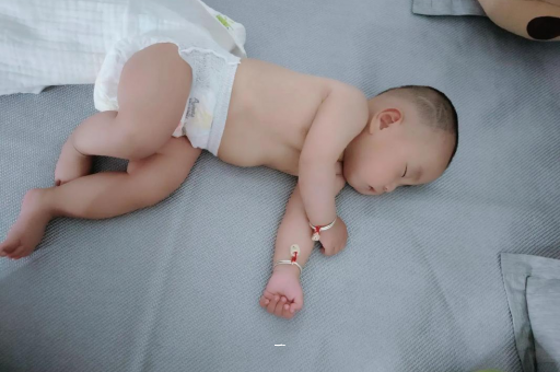 北京宝宝胳膊上起红疙瘩